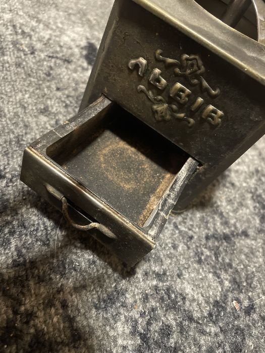 Antyczny ręczny młynek do kawy metalowy z szufladką