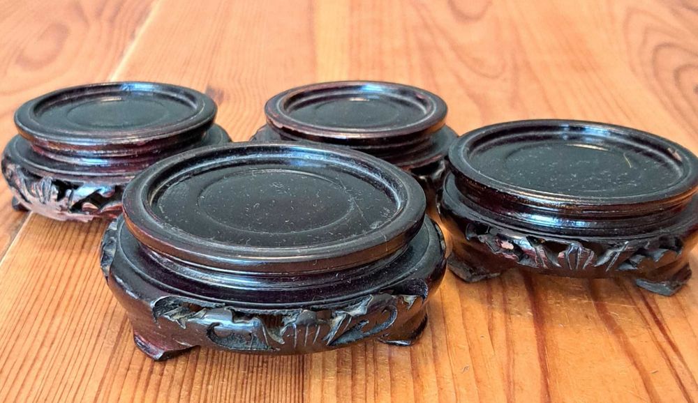 Zdobione orientalnymi wzorami wazoniki z laki