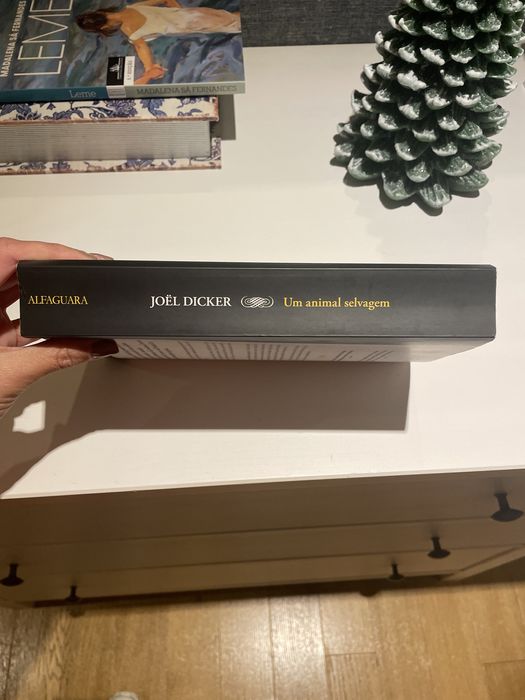 Livro Joël Dicker,  Um animal selvagem