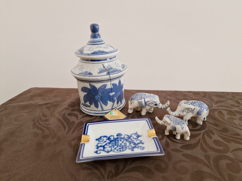 Conjunto em porcelana Pote Cinzeiro e  3 Estatuetas