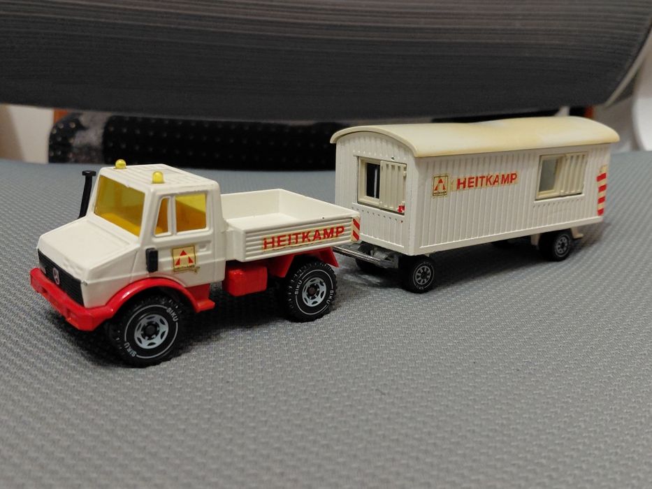 Siku Super 2519 – Mercedes Unimog + Atrelado Heitkamp (Vintage)