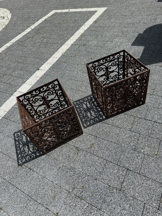 Żeliwna ażurowa skrzynka oslonka 35/35 cm