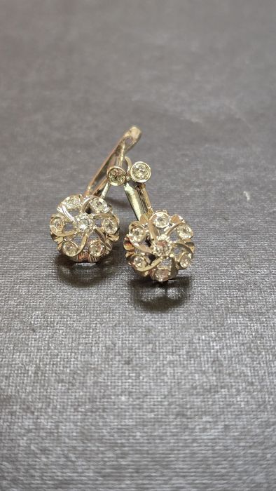 Brincos em ouro branco