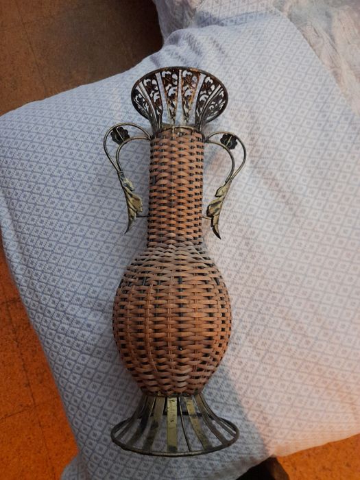 Jarra em palha e ferro preto grande