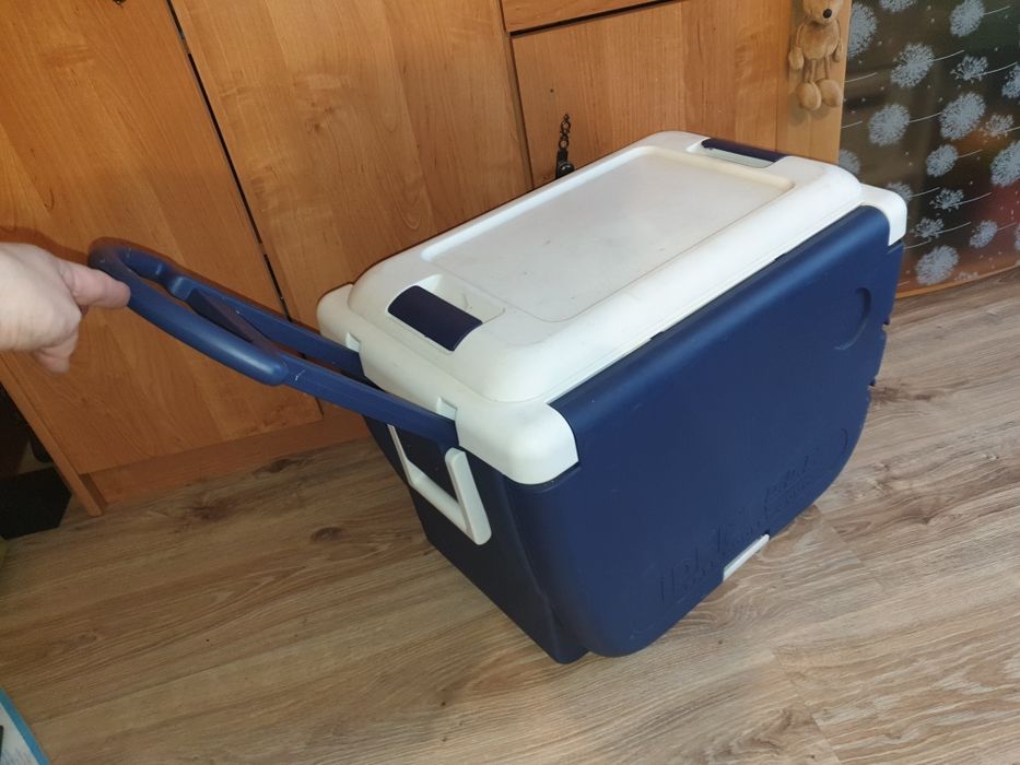 Lodówka turystyczna z krzesełkami