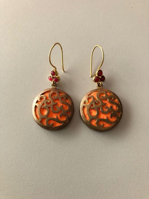 Brincos redondos com tecido laranja