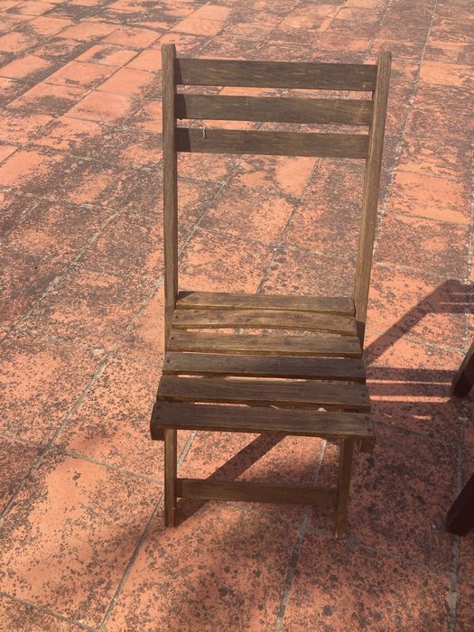 Mesa e duas cadeiras de jardim