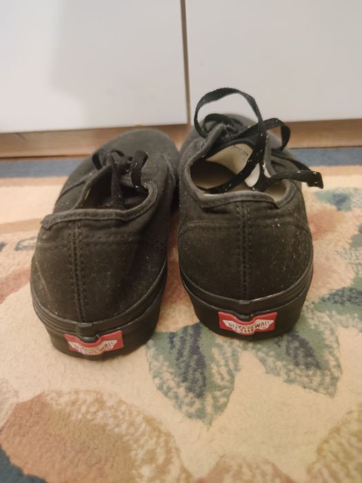 Tênis Vans Authentic (All Black / Sola Gum)