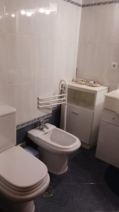 Alugo quarto espaçoso com muita luz natural mobilado com tv