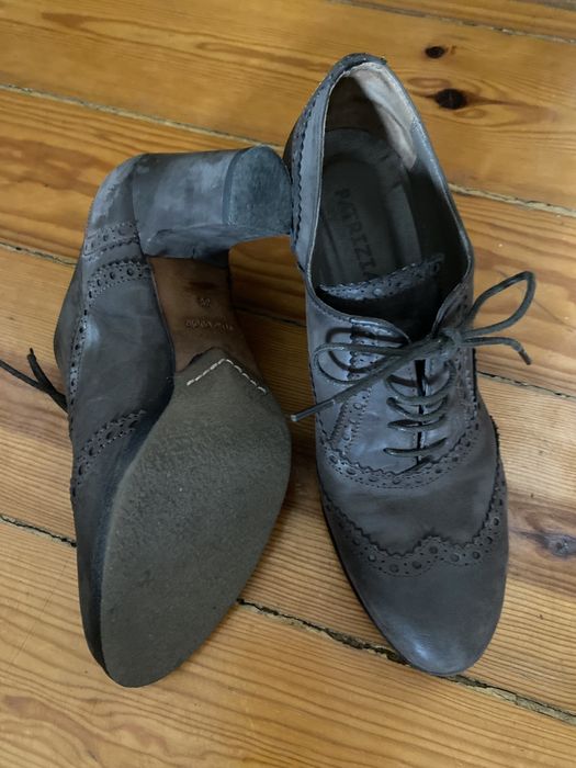 Sapatos de pele com salto