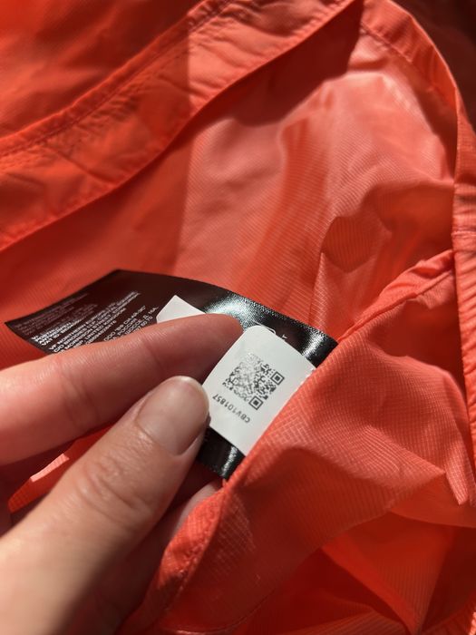 Oryginalna kurtka przeciwwiatrowa The North Face S z kapturem damska