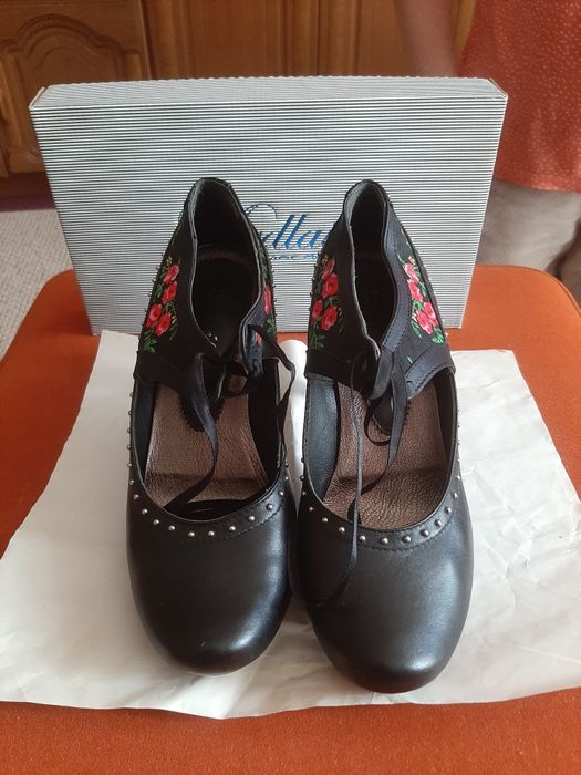 Damskie buty skórzane.