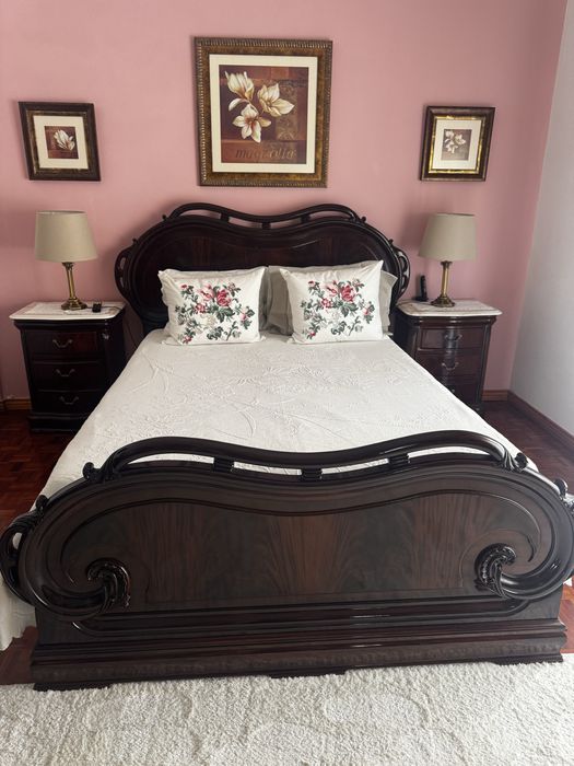 Mobilia de quarto cama , comoda, 2 mesinhas de cabeçeira + 1 cadeira