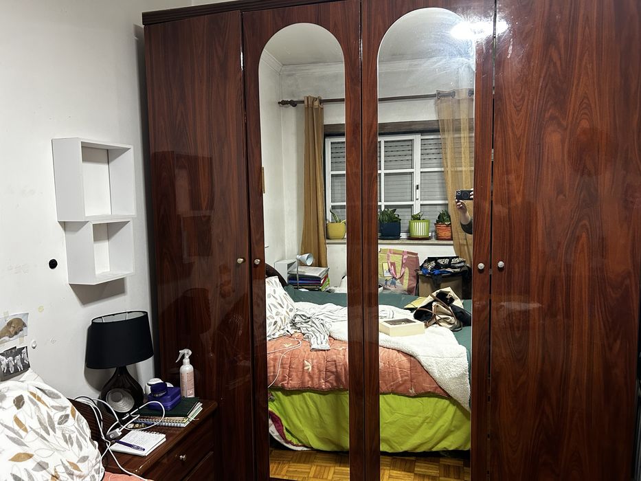 Guarda fatos de madeira com espelho