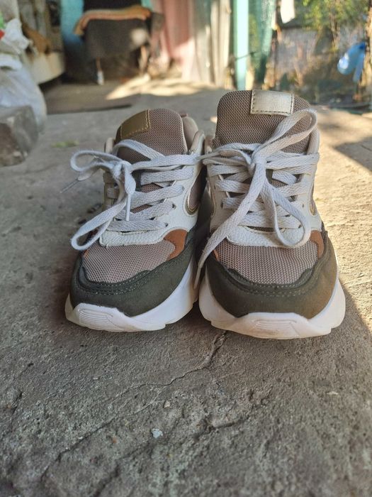 Кросівки шкіряні  на великій платформі на вузьку ніжку. різнокольорові