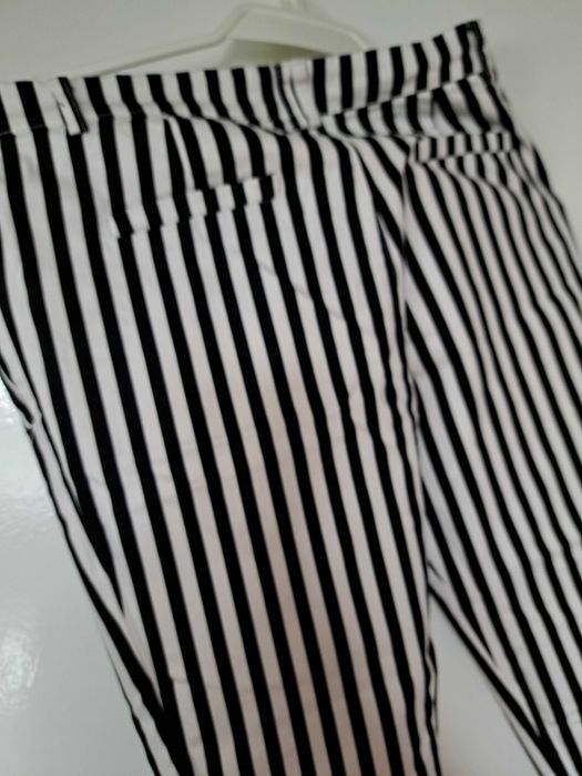 Eleganckie damskie spodnie w paski czarno białe ala jeans S