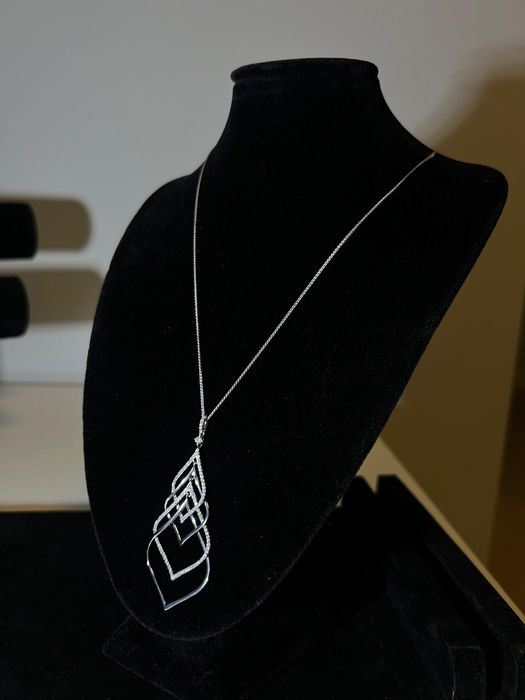 Elegancka srebrna zawieszka z cyrkoniami na łańcuszku – Ag 925
