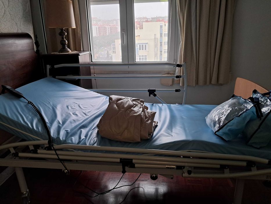 Cama articulada electrica com colchão anti escaras e protetor de pés