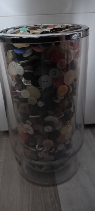 Dużo guzików i wazon