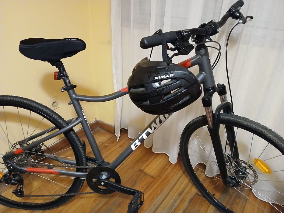 Bicicleta BTwin com capacete