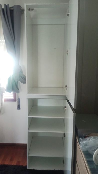 Móvel de cozinha alto com portas brilhantes – Ideal para caldeira