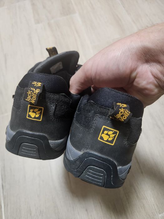 Продаю оригінальні трекінгові кросівки Jack Wolfskin розмір 44,5 стан хороший
Розмір 44,5