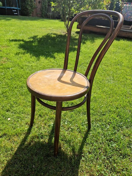 krzesło drewniane zdobione okrągłe