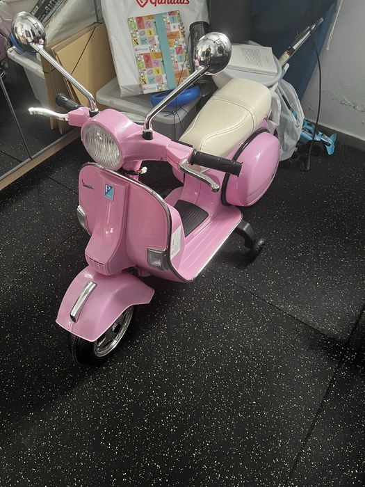 Mota electrica Vespa cor de rosa