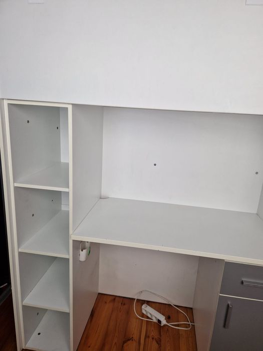 Łóżko piętrowe z biurkiem i szafą