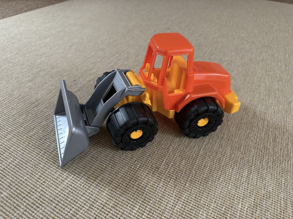 Conjunto de Brinquedos de Construção: Camião e Trator.