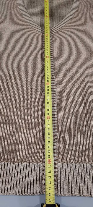 Malha castanha para homem sem uso