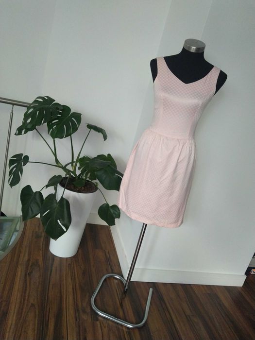 MOHITO xs 34 nude pudrowy róż sukienka na okazję kokardki na wesele