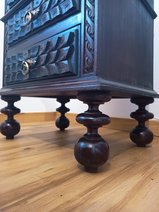 Mesa de Cabeceira / Móvel de Apoio Antigo em Madeira Maciça Trabalhada