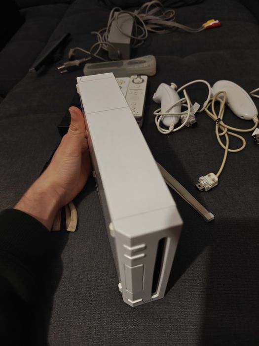 Wii + 3 comandos + 3 nunchuks + 1 comando genérico