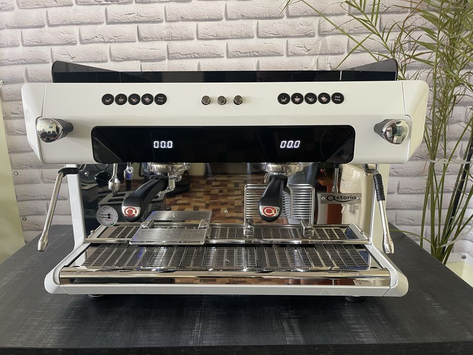Кавова машина асторія коре 2022 рік стан наближений  до нового