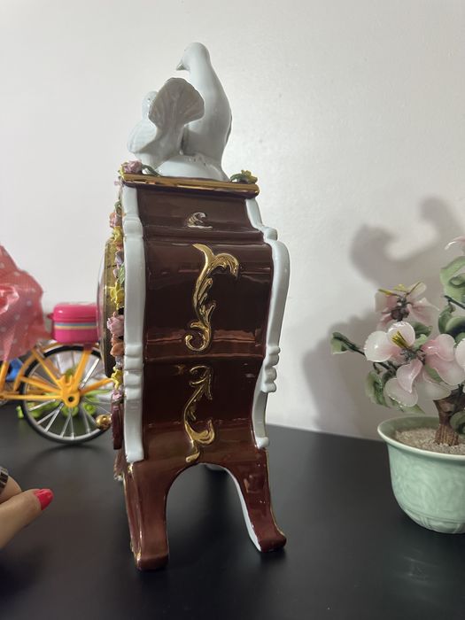 Relógio decorativo de mesa em porcelana – estilo clássico