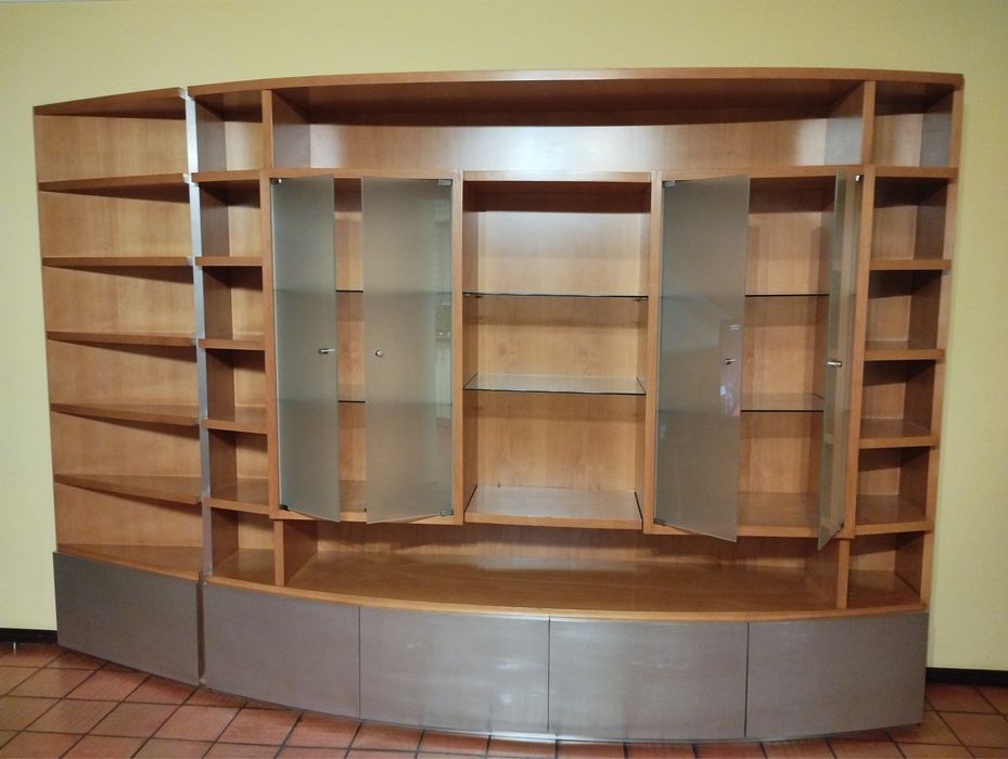 Móvel versatil com cristaleira e arrumos