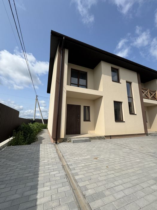 ТАУНХАУС кутовий на перемичці з центральною водою