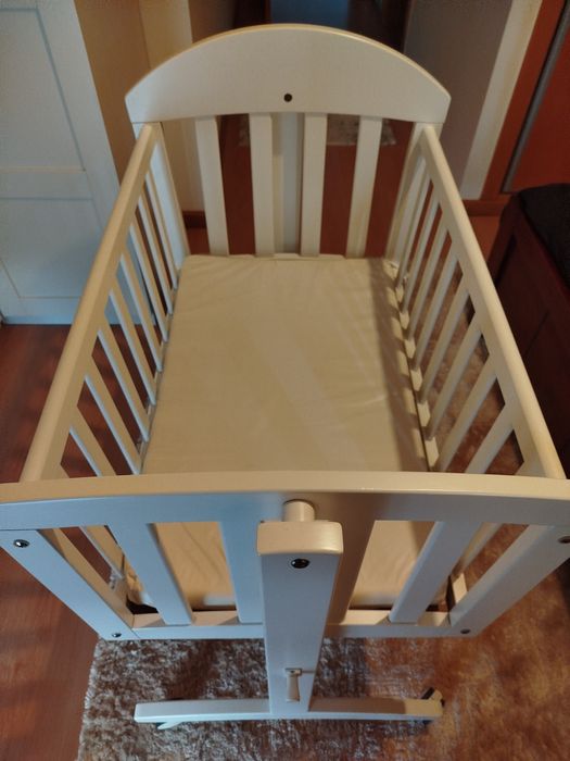 Berço trama com baloiço