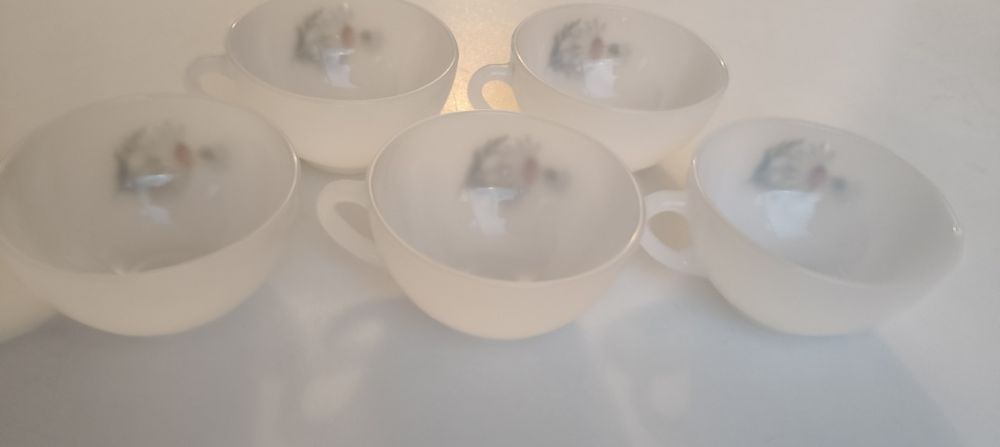 Chávenas em vidro leitoso