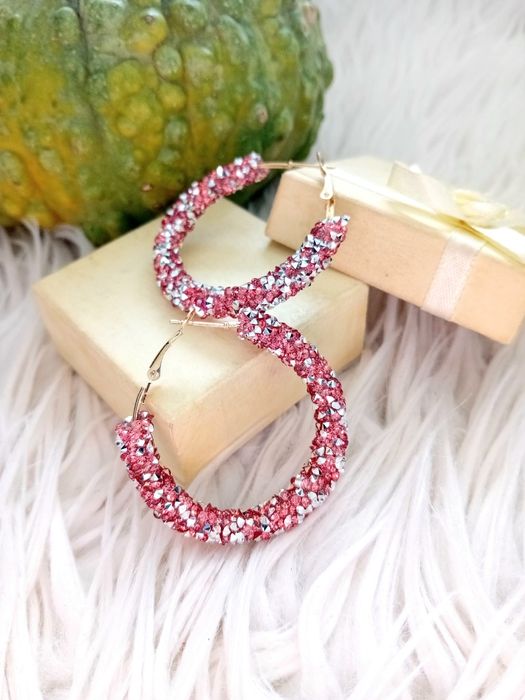 Nowe błyszczące kolczyki koła