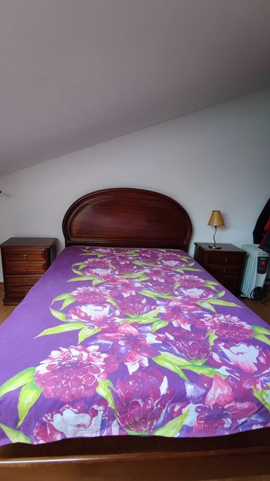 Mobília de quarto em mogno.