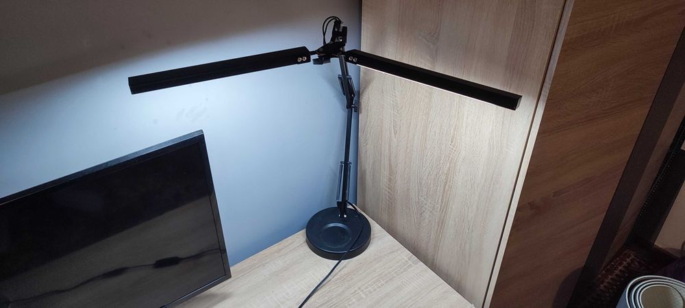 Lampa biurkowa w kolorze czarnym
