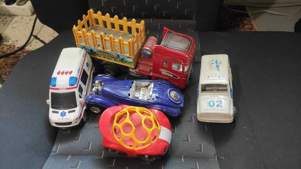 Продам детскую машинку. Инерционная.