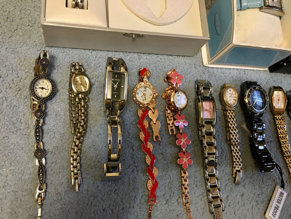 Женские стильные часики.