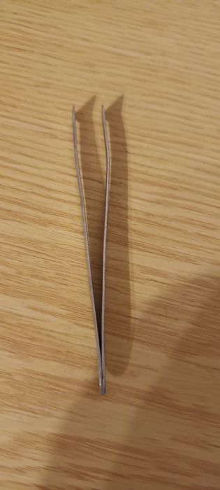 Пинцет .            .