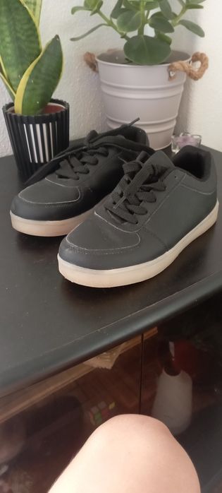 Tênis preto de criança