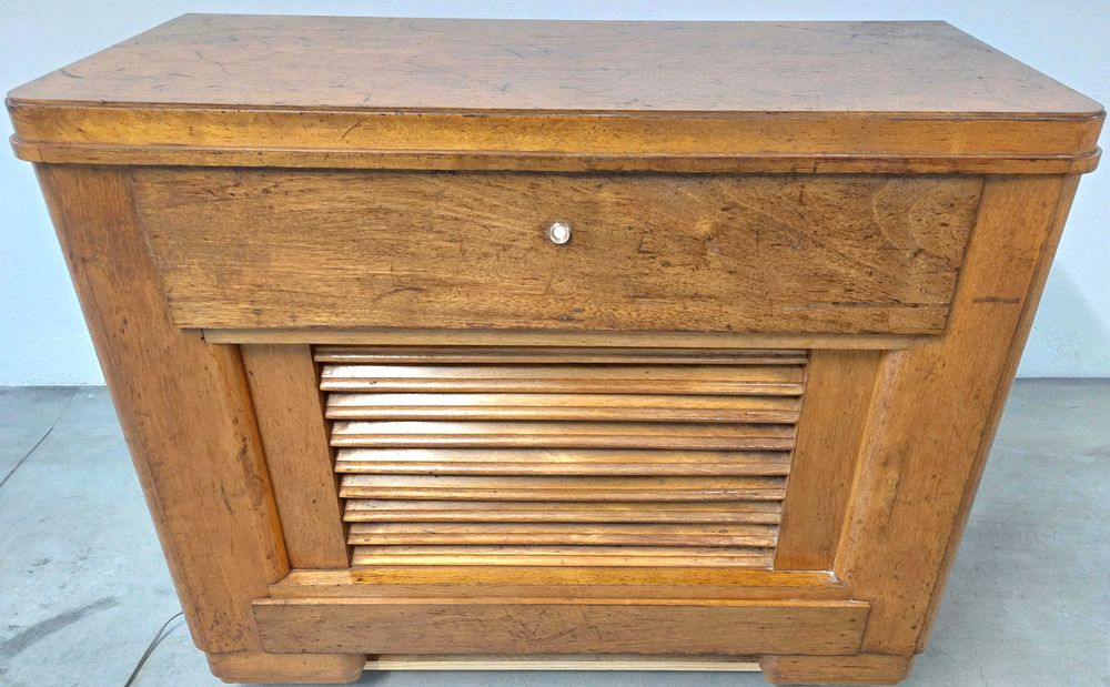 Móvel com rádio e gira discos EIA