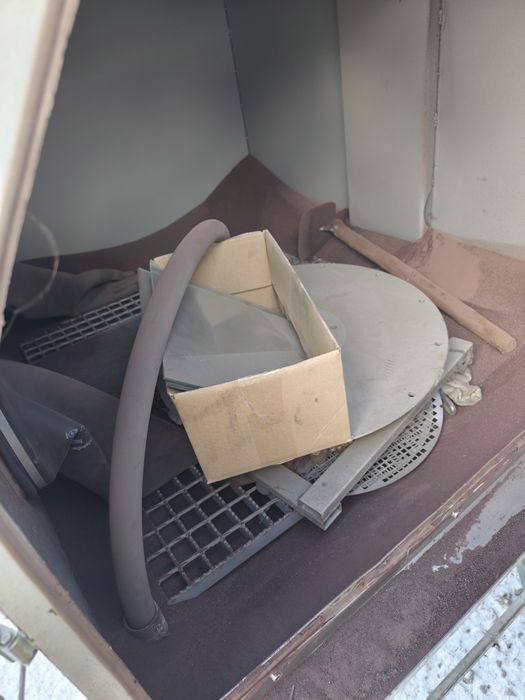 Kabina do piaskowania piaskarka kabinowa