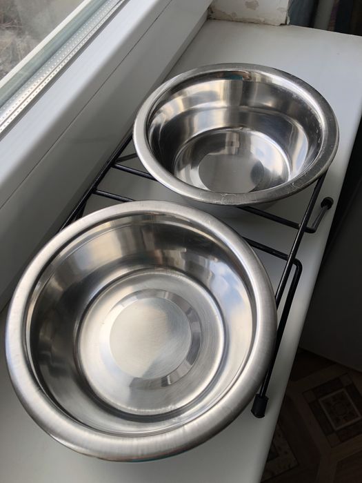 Миски на підставці